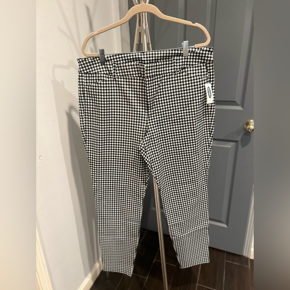 NWT Old Navy Black and White Pixie Cut Pants